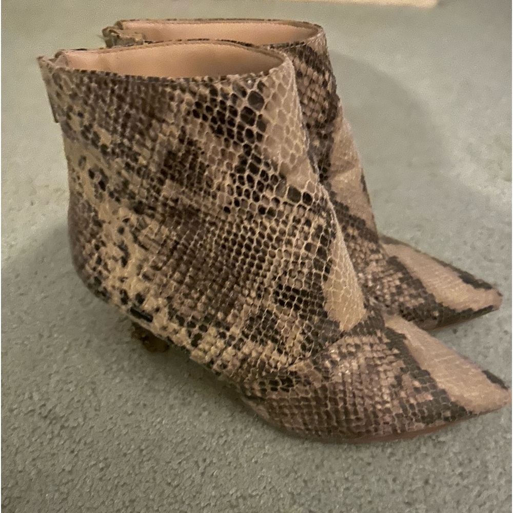 Urban outfitters size 7 snakeskin kitten heel booties - Picture 2 of 7
